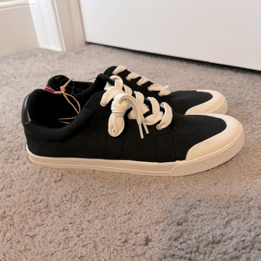 Great Roxy size 6 black white Pierview lace up canvas sneakers
